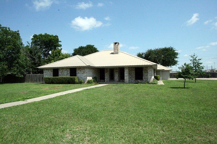 1st image of 310 Evergreen Cir
