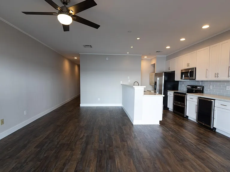 401 Lakeside Ln #111 — Photo 15