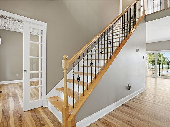 3rd image of 110 Timberline Dr