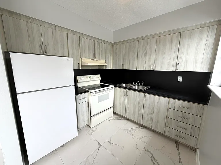 915 NE 8th St #202 — Photo 5
