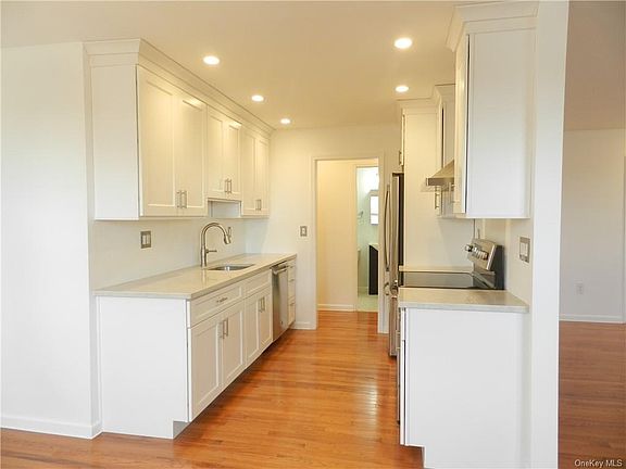 4th image of 530 Sierra Vista Ln