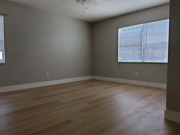 3rd image of 3143 Sir Hamilton Cir #12