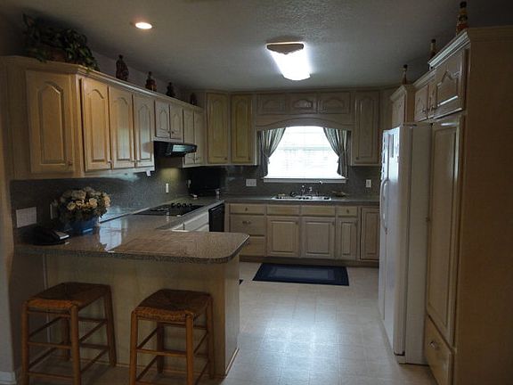 3rd image of 586 N Byers Dr