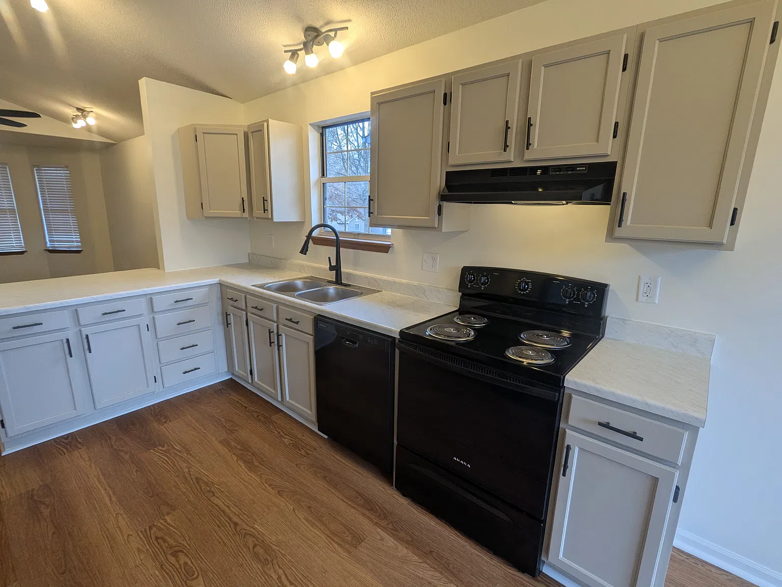 3 bed, 1200 sqft, $1,650 — Photo 3