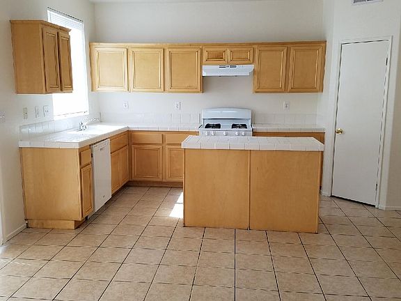 3rd image of 13613 Ashmont St