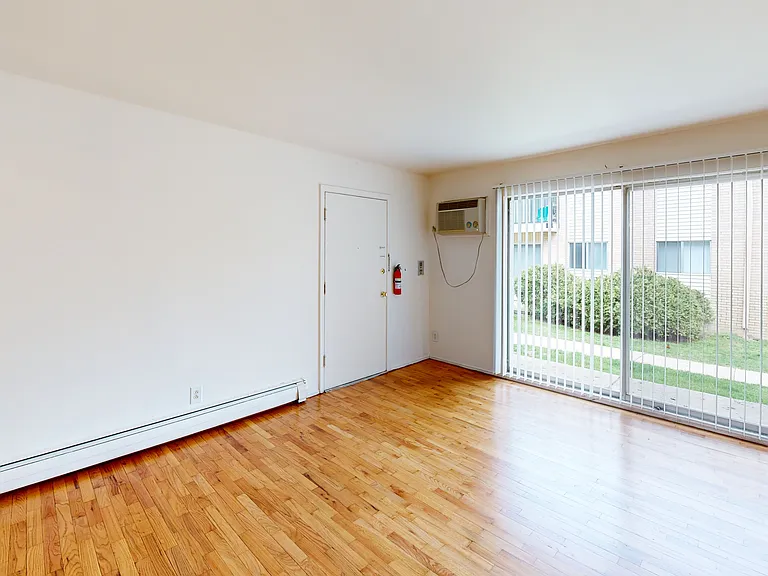 Denway Circle Apartments — Photo 41