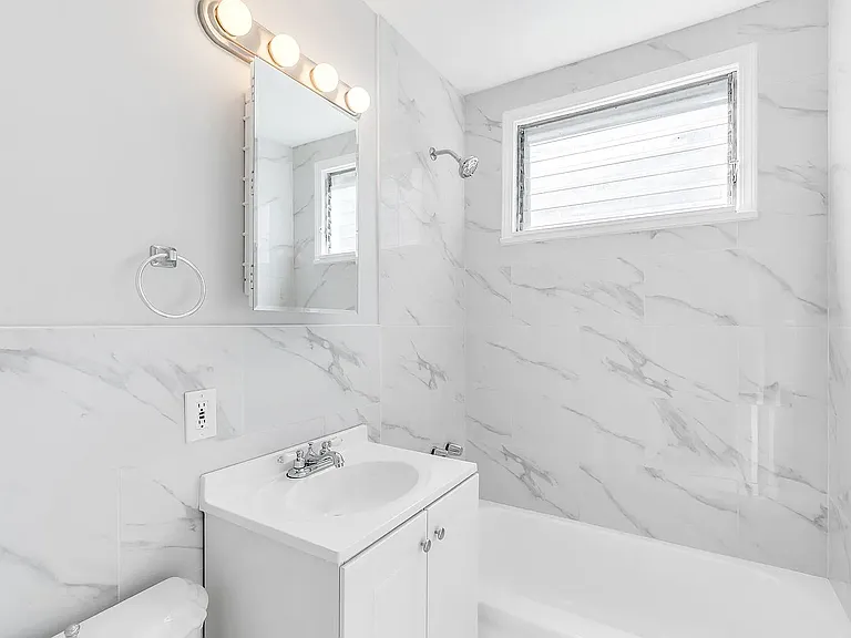 Oakhurst Apartments — Photo 9