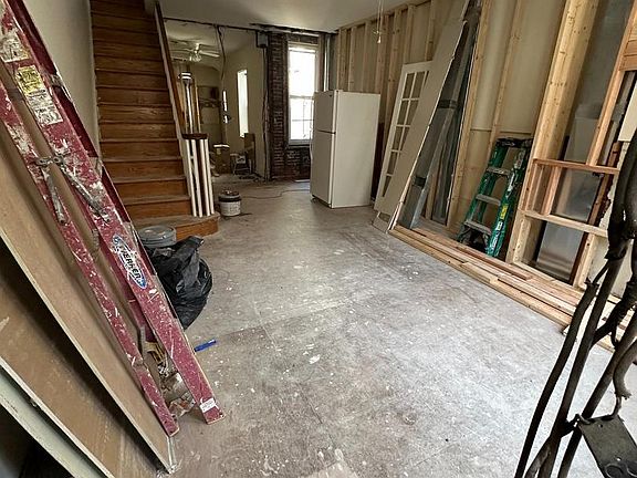 2nd image of 853 Mercer St