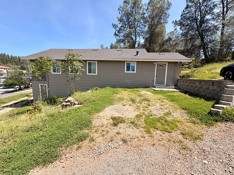 851 E Main St — Photo 3