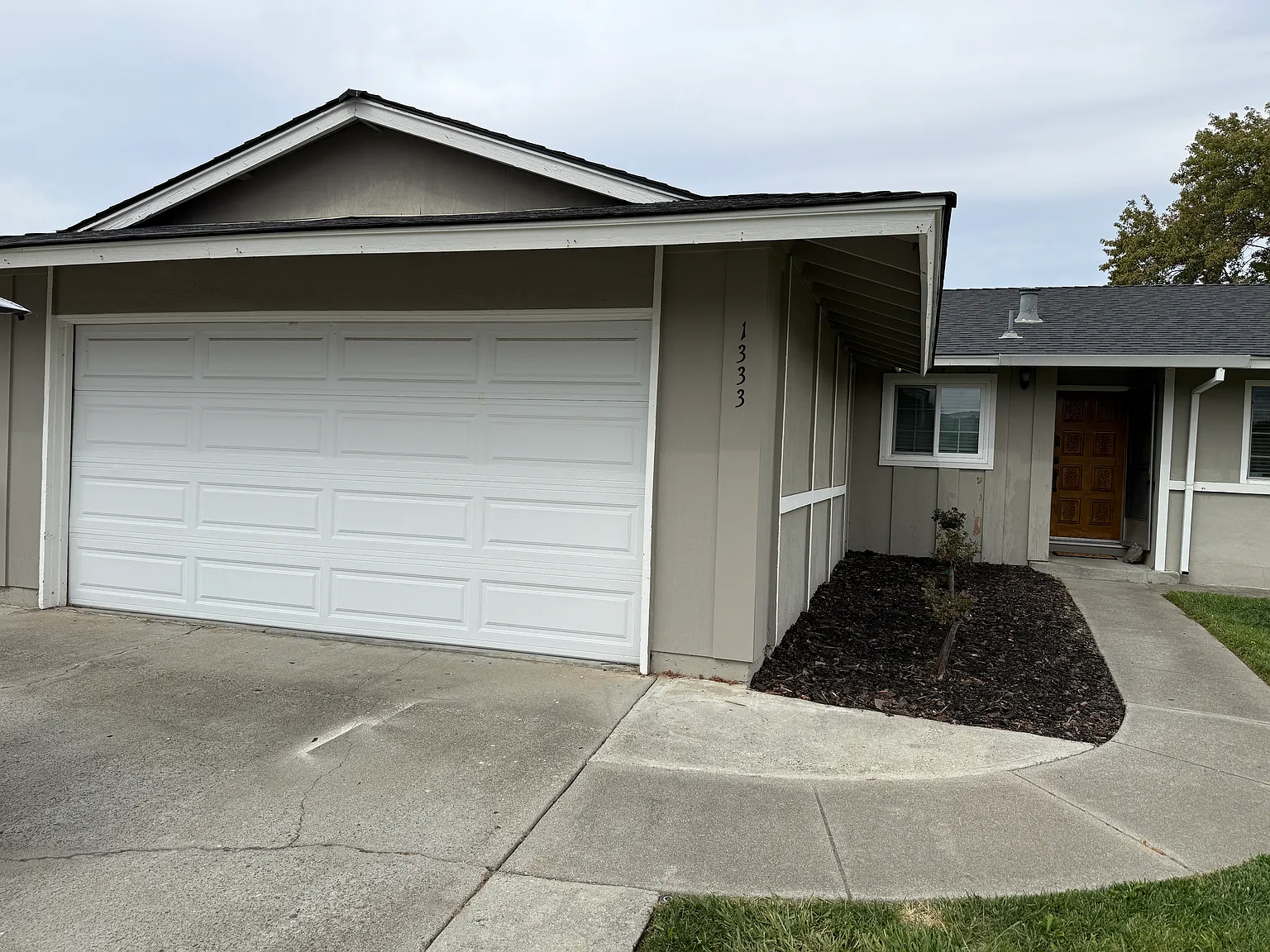 4 bed, 1350 sqft, $4,300 — Photo 2
