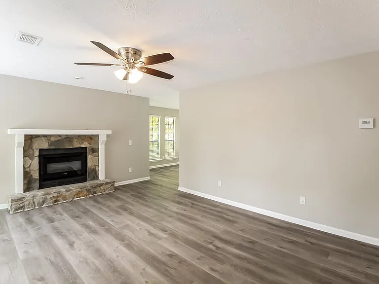 1097 Williamsburg Ln — Photo 5
