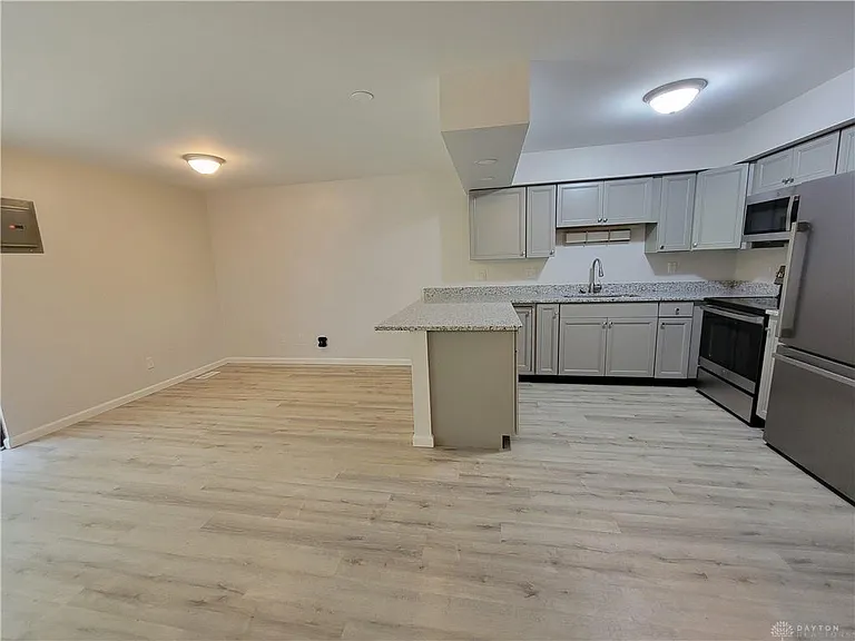 1104 Cambridge Ct — Photo 7
