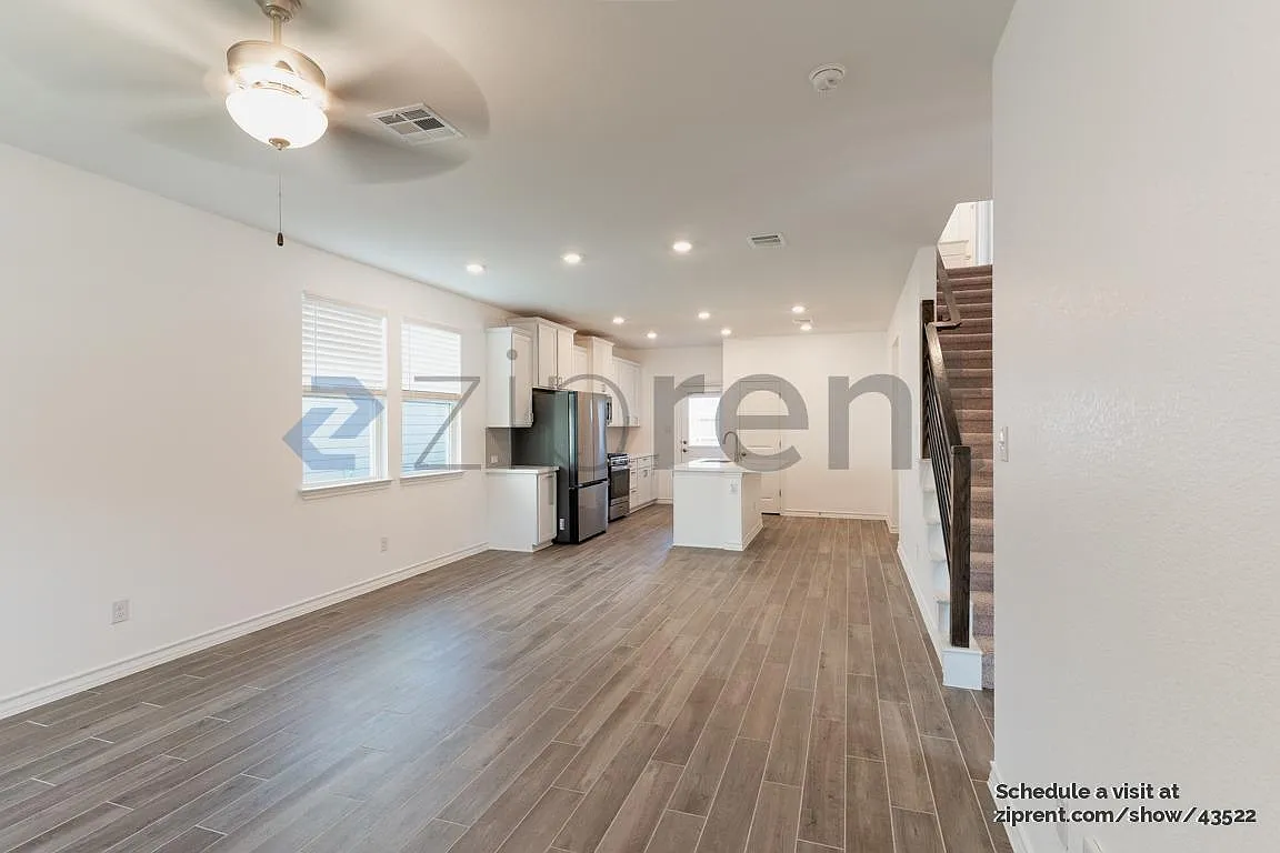 3 bed, 2.5 bath, 1692 sqft, $1,895 — Photo 2