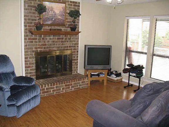 3rd image of 2614 Crestedge Dr