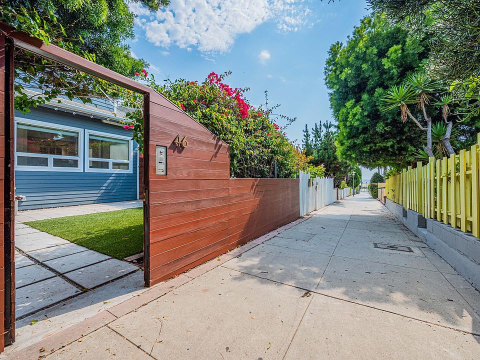 Charming walkway just steps away to the beach! (1/2 blk)