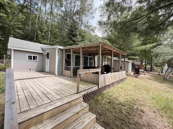 961 Lake Dr, Harrison, MI 48625