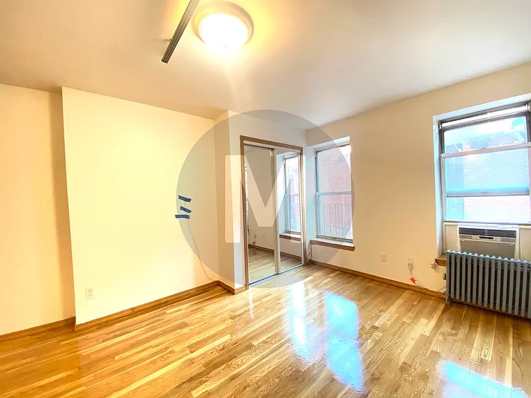1142 1st Ave #10 — Photo 3