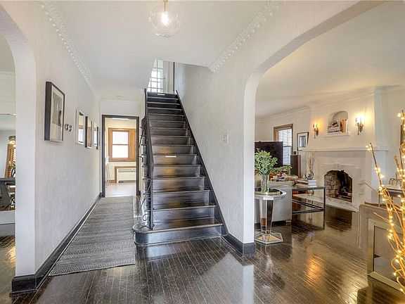 3rd image of 1006 W 70th St