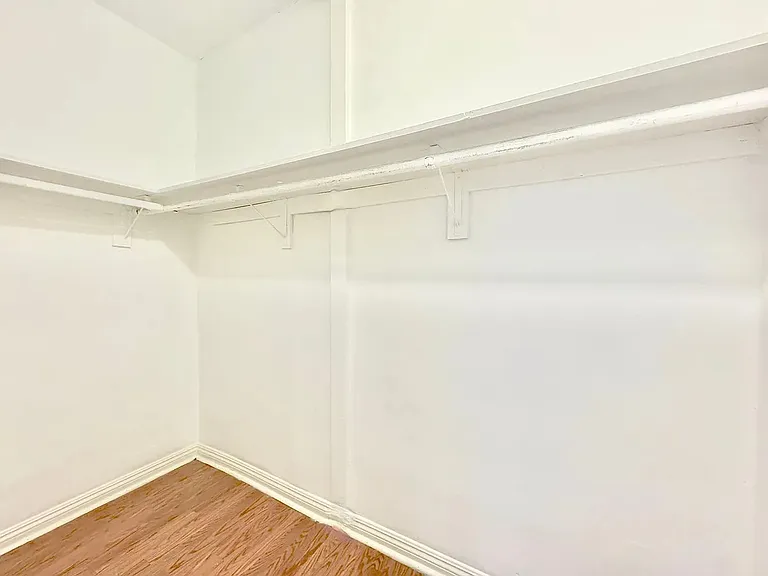 Reeves Apartments — Photo 16