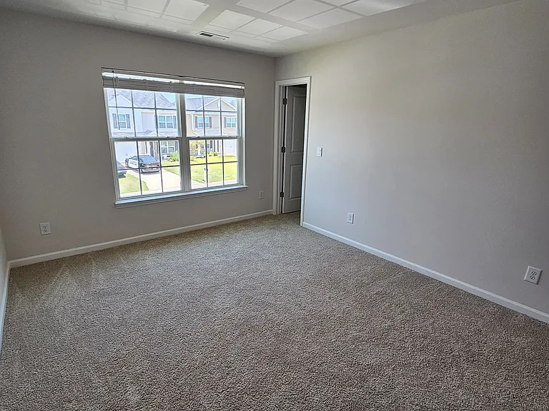 102 Mansfield Ct — Photo 13