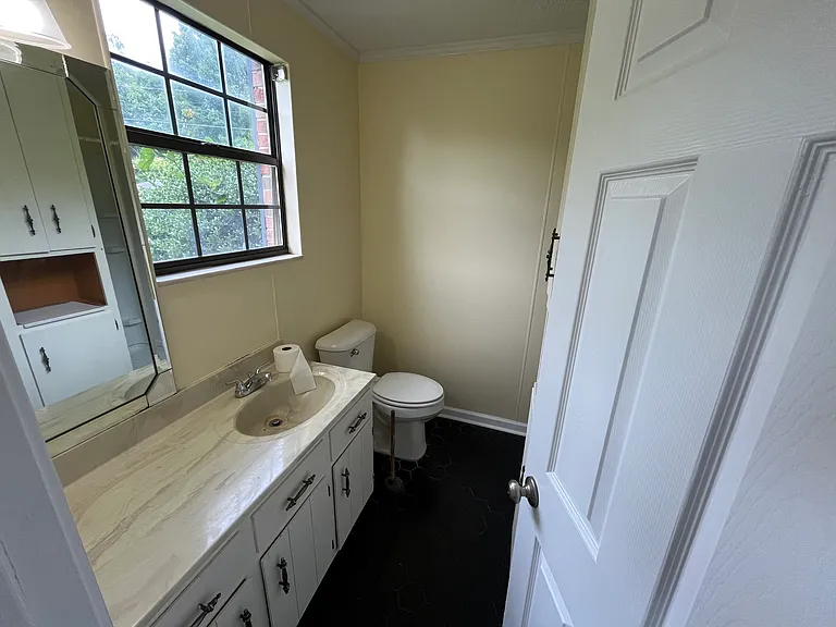 1004 Hazel Dr — Photo 7