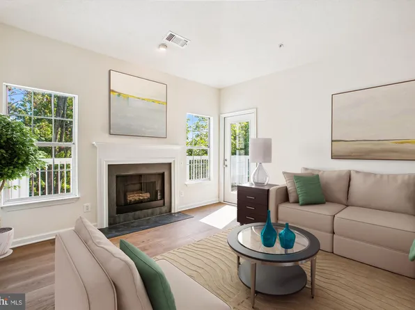 1704 Lake Shore Crest Dr APT 32, Reston, VA 20190