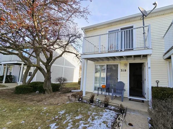 319 Meadow Green Ln, Round Lake Beach, IL 60073