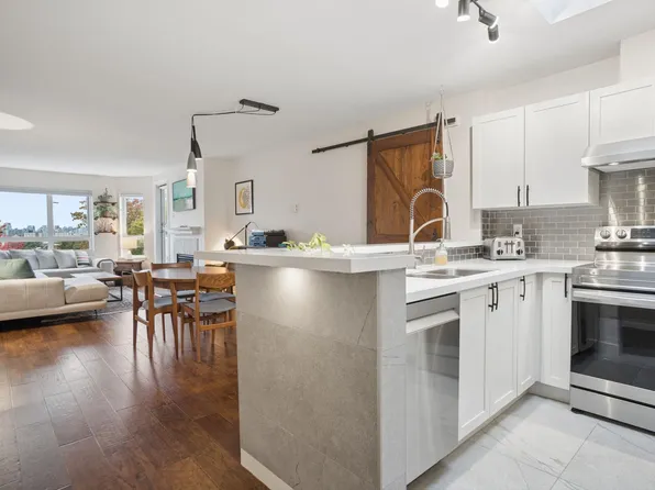 1707 Charles St #305, Vancouver, BC V5L 2T6