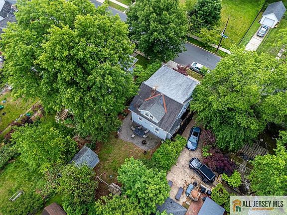 5th image of 111 Johnson St