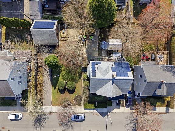 5th image of 188 Maple St