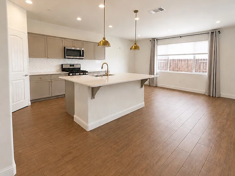 6087 W Norwich Ave — Photo 2