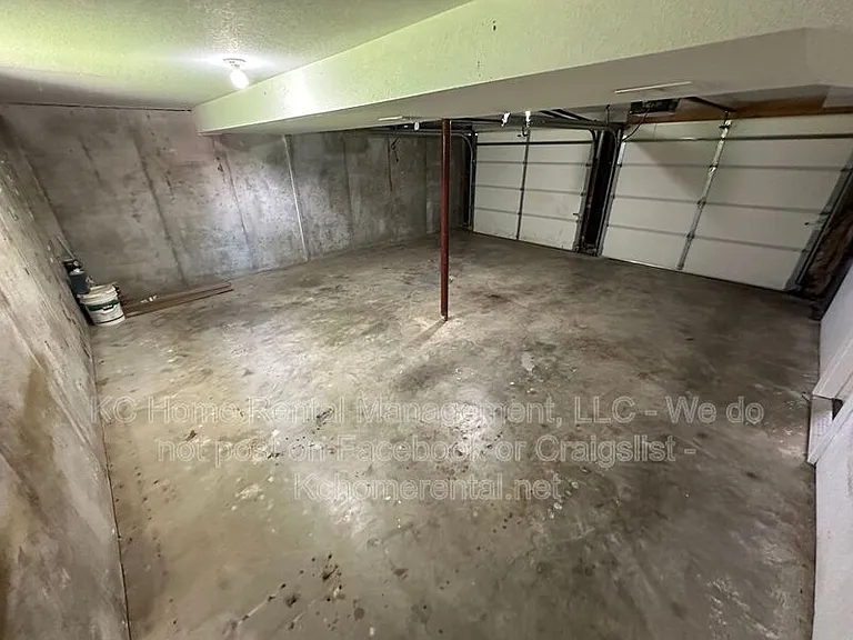 424 NE Lakeview Dr — Photo 33