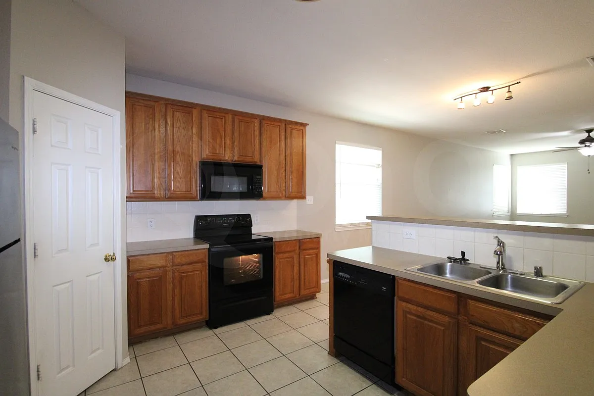 3 bed, 2.0 bath, 2186 sqft, $2,350 — Photo 4