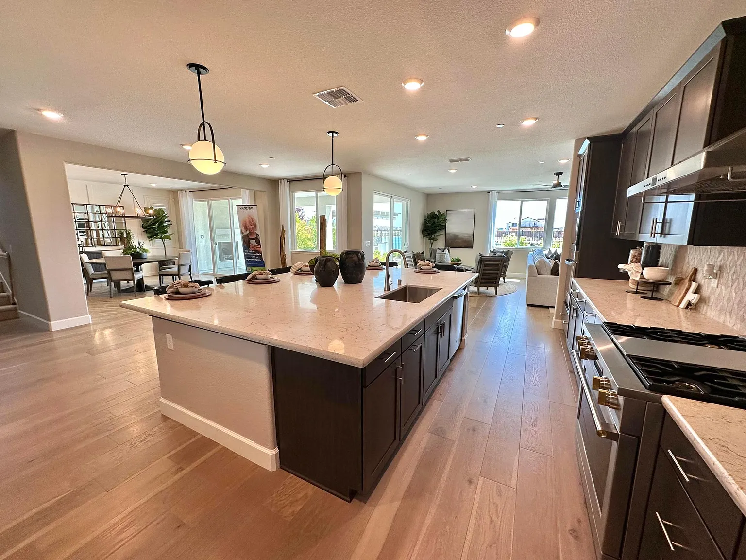 5 bed, 3940 sqft, $4,975 — Photo 3