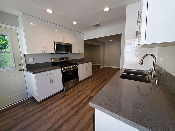 4th image of 1424 Las Lunas St