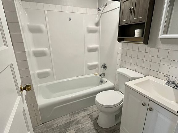 5th image of 1210 E 1st St #3