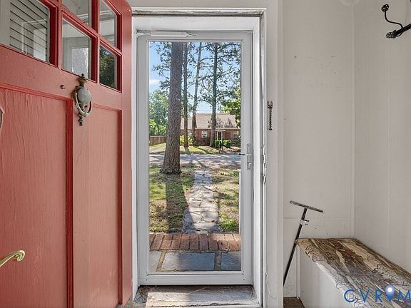 4th image of 2502 Pine Grove Dr