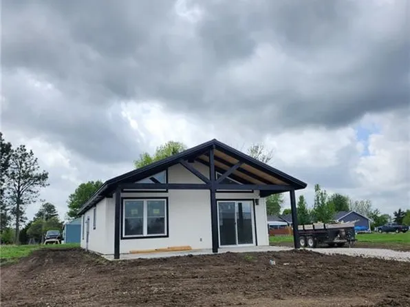 70 Ravens Roost Dr, Linn Valley, KS 66040