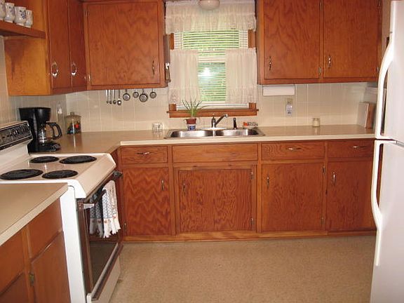 2nd image of 1009 N Oak St