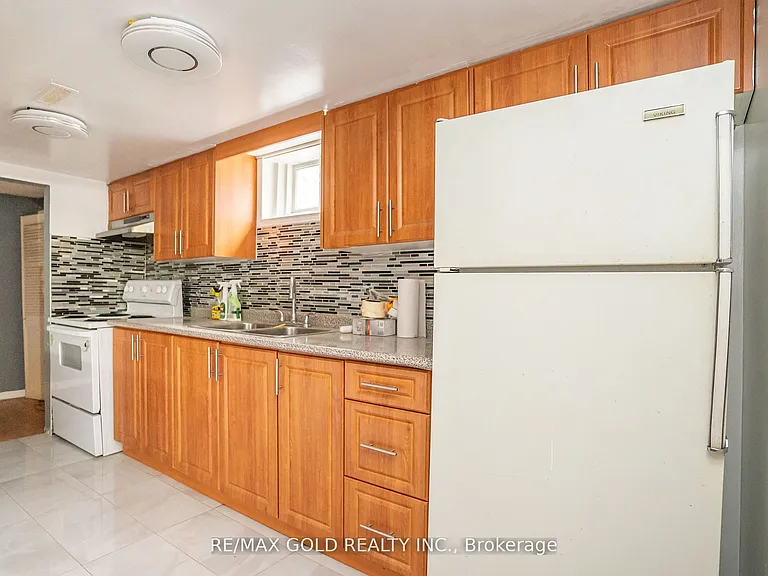 24 Bingham Rd — Photo 9