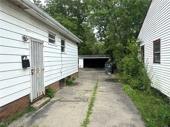 3rd image of 4549 Lee Rd