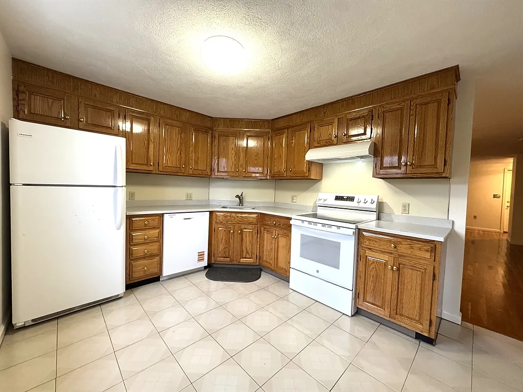 Building Photo - 224 Park St #C8