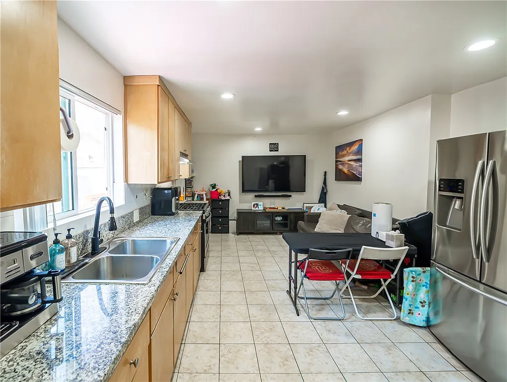 1 bed, 552 sqft, $2,400 — Photo 3