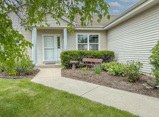 937 Chesterwood Ct, Pewaukee, WI 53072