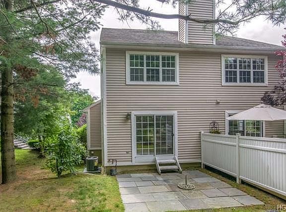 2nd image of 10 Sidehill Ln