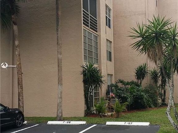 2nd image of 9450 Live Oak Pl APT 202