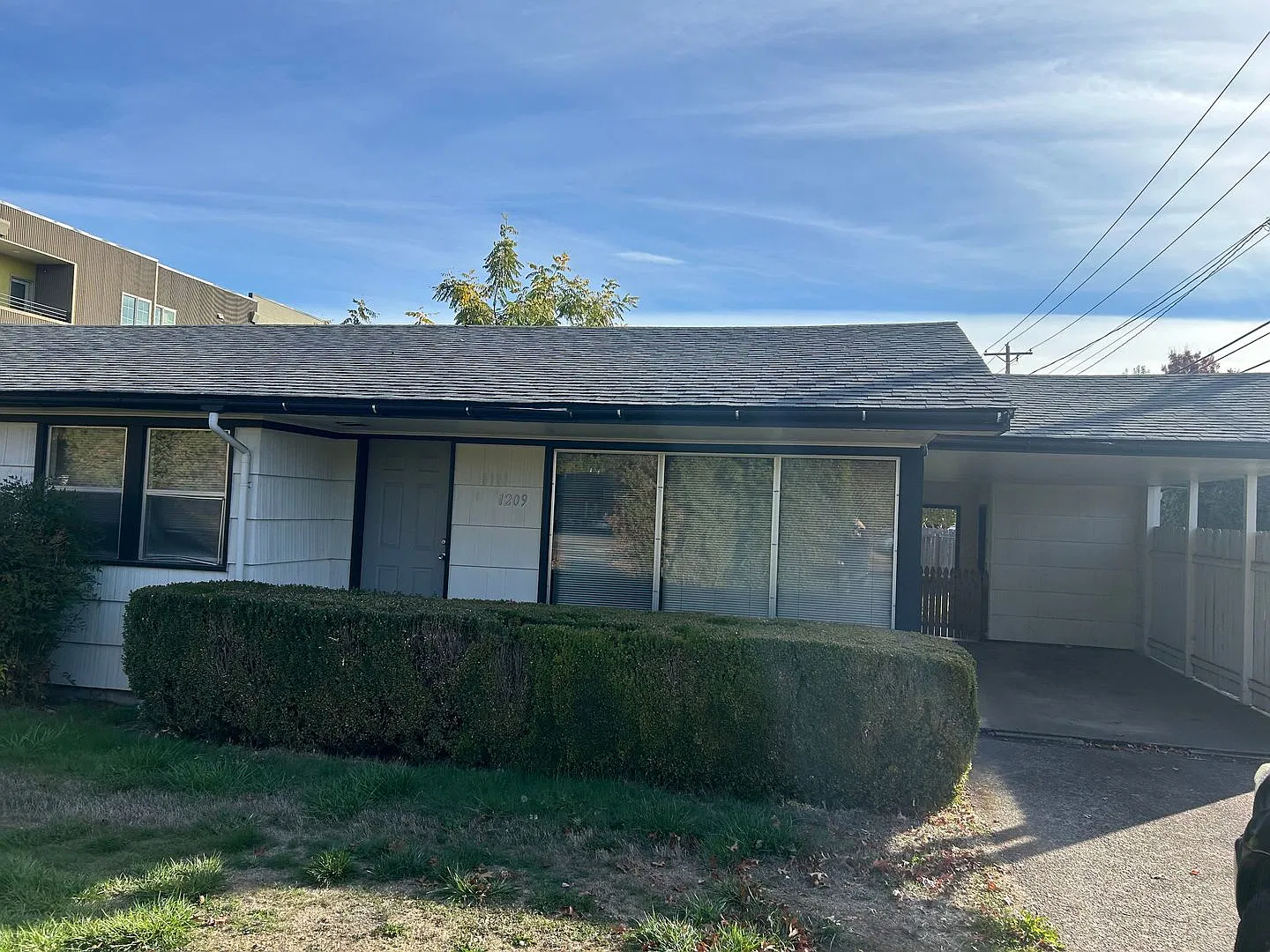 1 bedroom 1 bathroom duplex with carport! — Photo 1