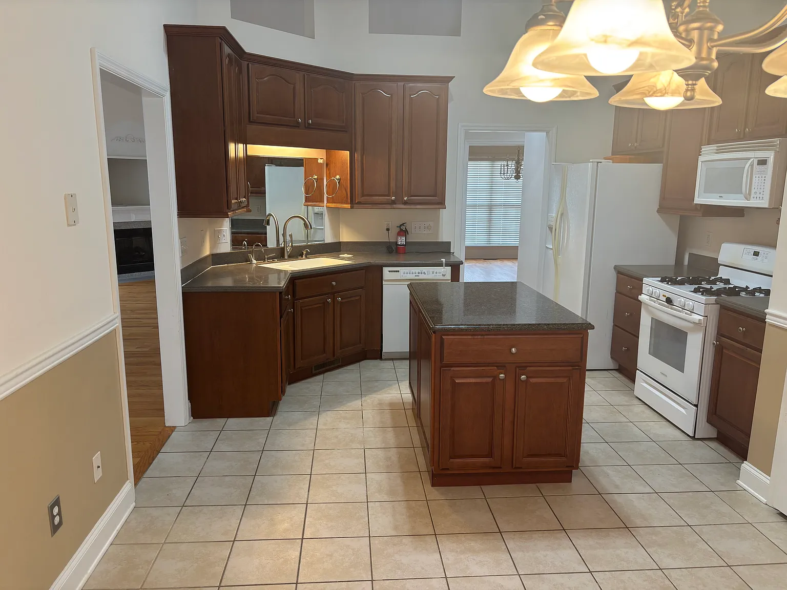 3 bed, 2450 sqft, $2,500 — Photo 2