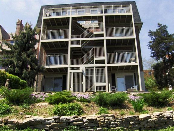 2nd image of 942 Summit Ave