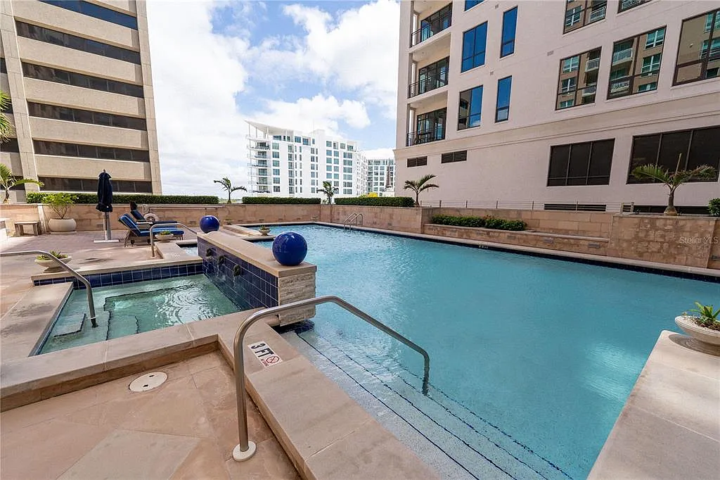 1 bed, 1.0 bath, 967 sqft, $3,000 — Photo 2